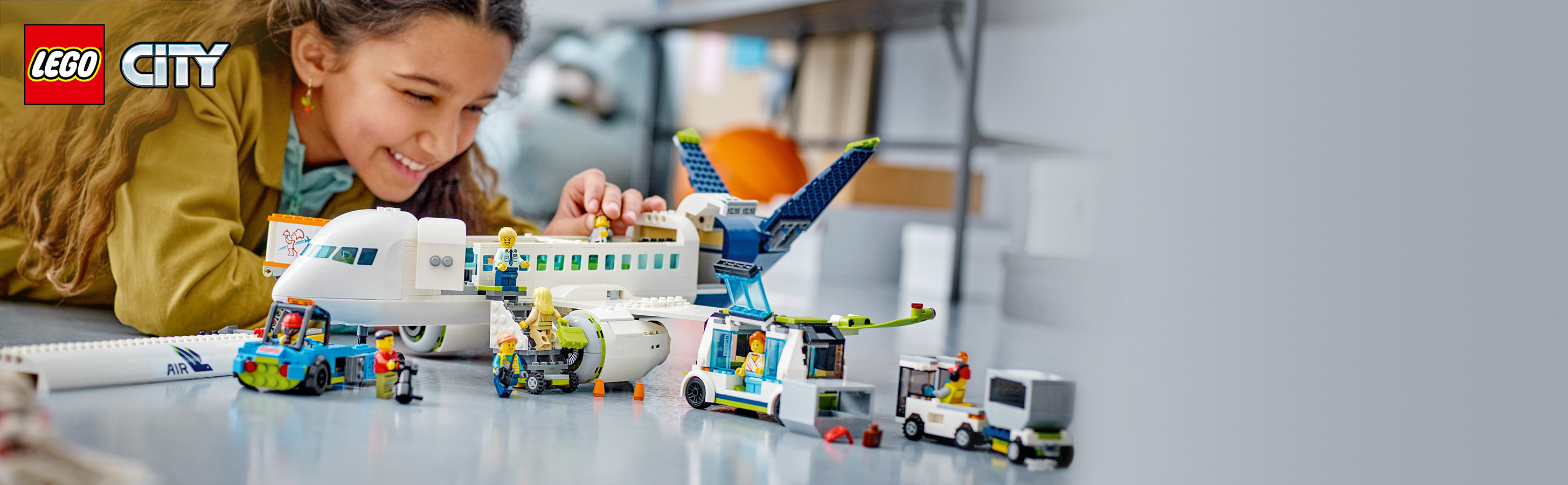 Set mit Flugzeug und Bodenfahrzeugen