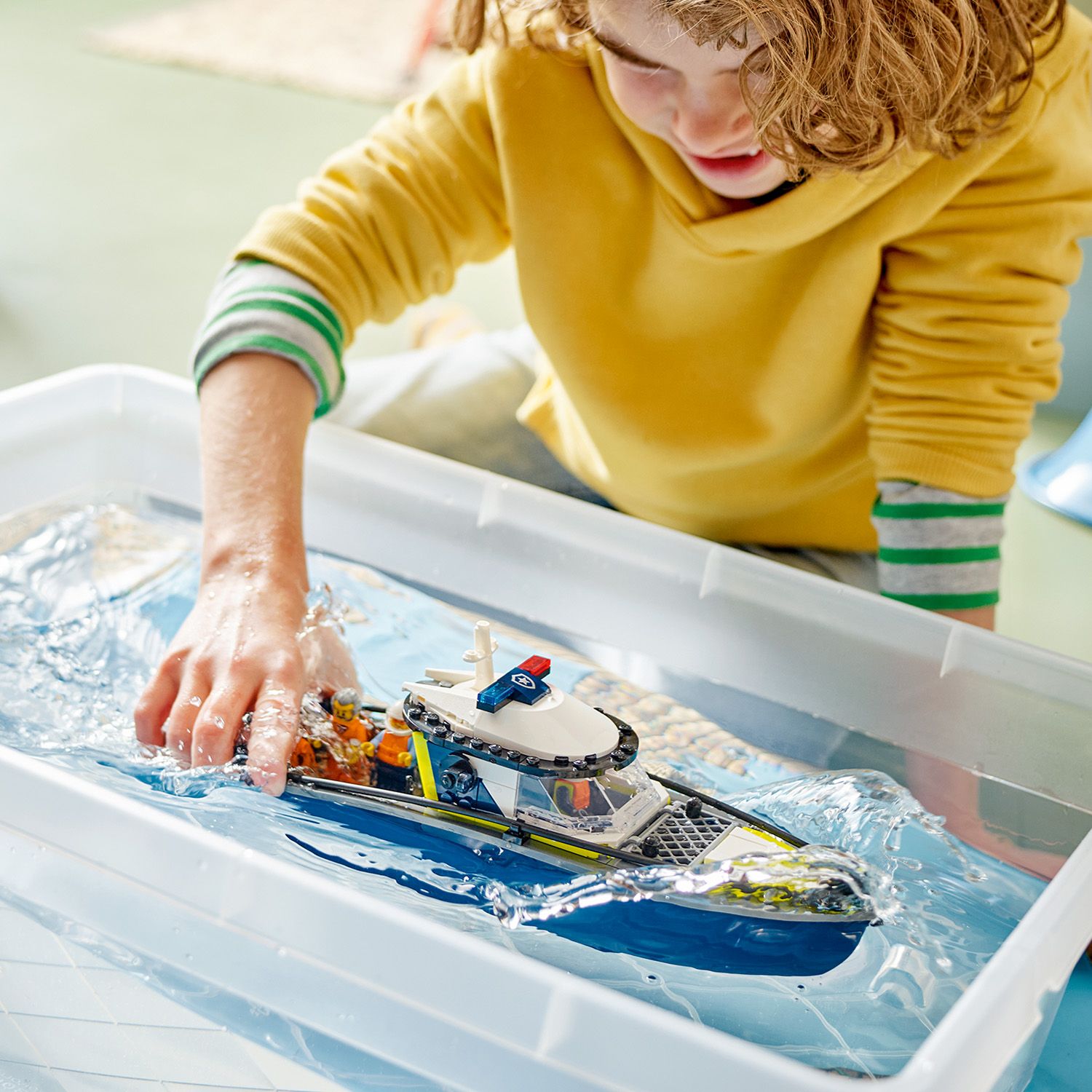 Spielzeugboote, die schwimmen