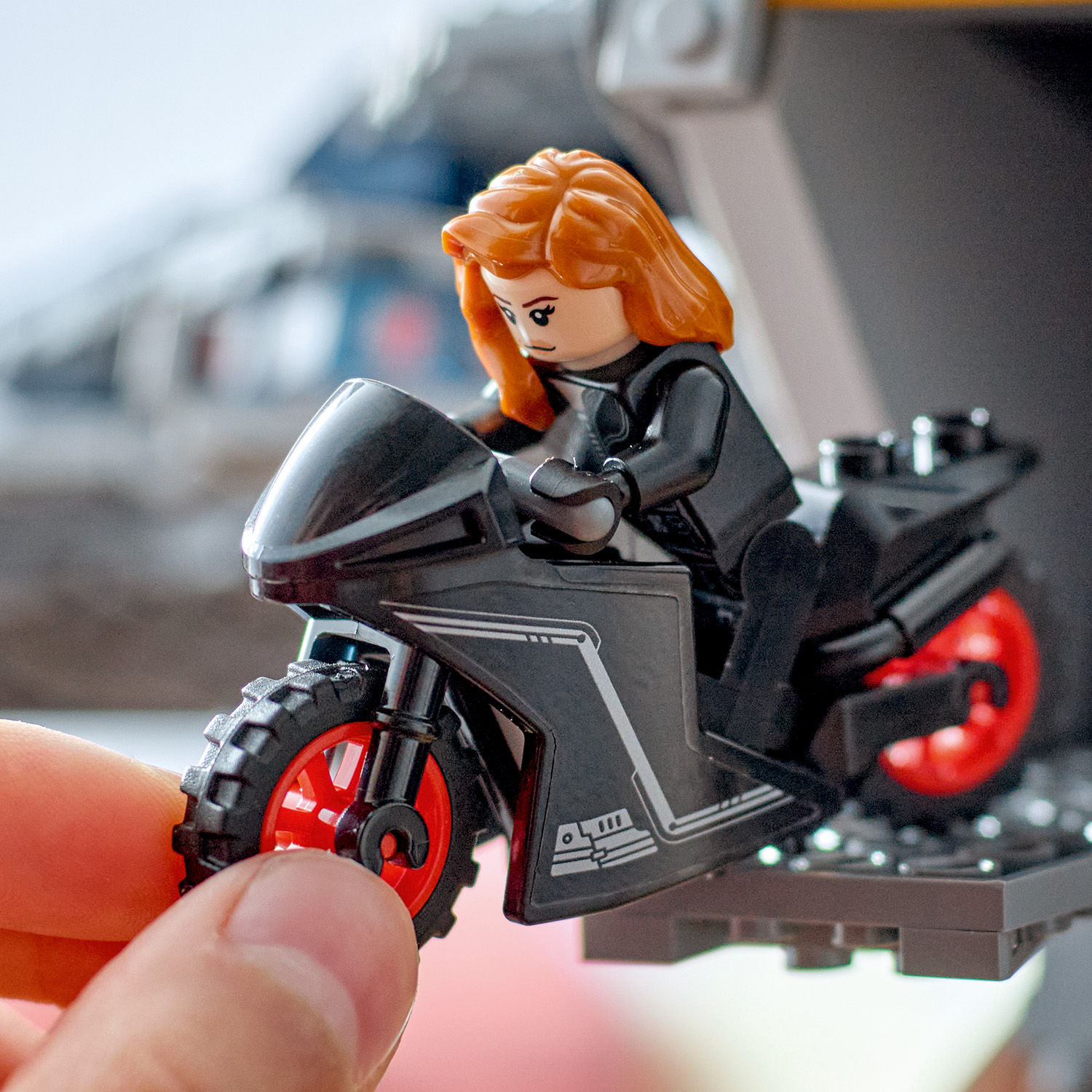 Black Widow sitzt auf ihrem Motorrad
