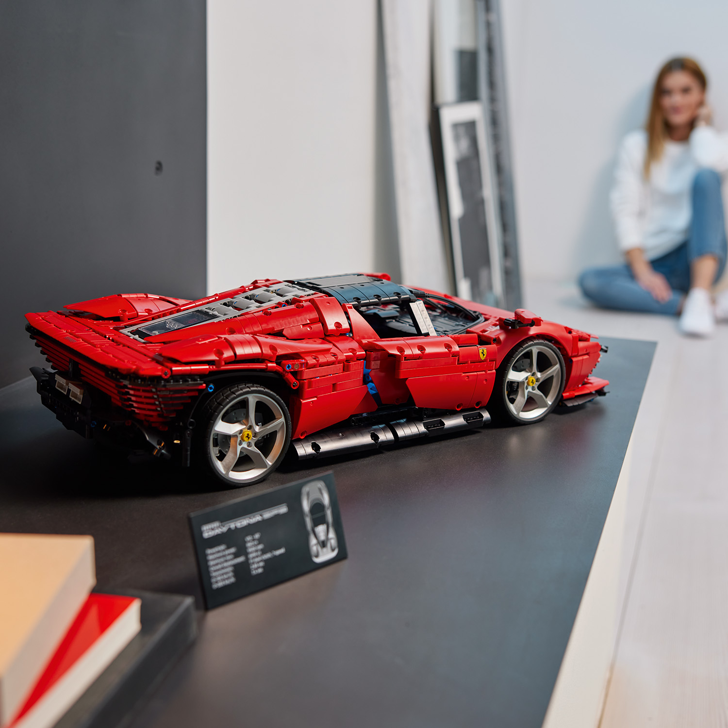 Seinen Ferrari mit Stolz präsentieren