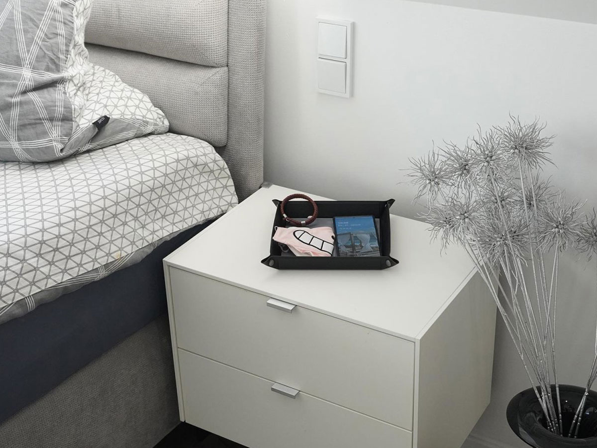 4Smarts Organizer mit induktiver Ladestation im Schlafzimmer