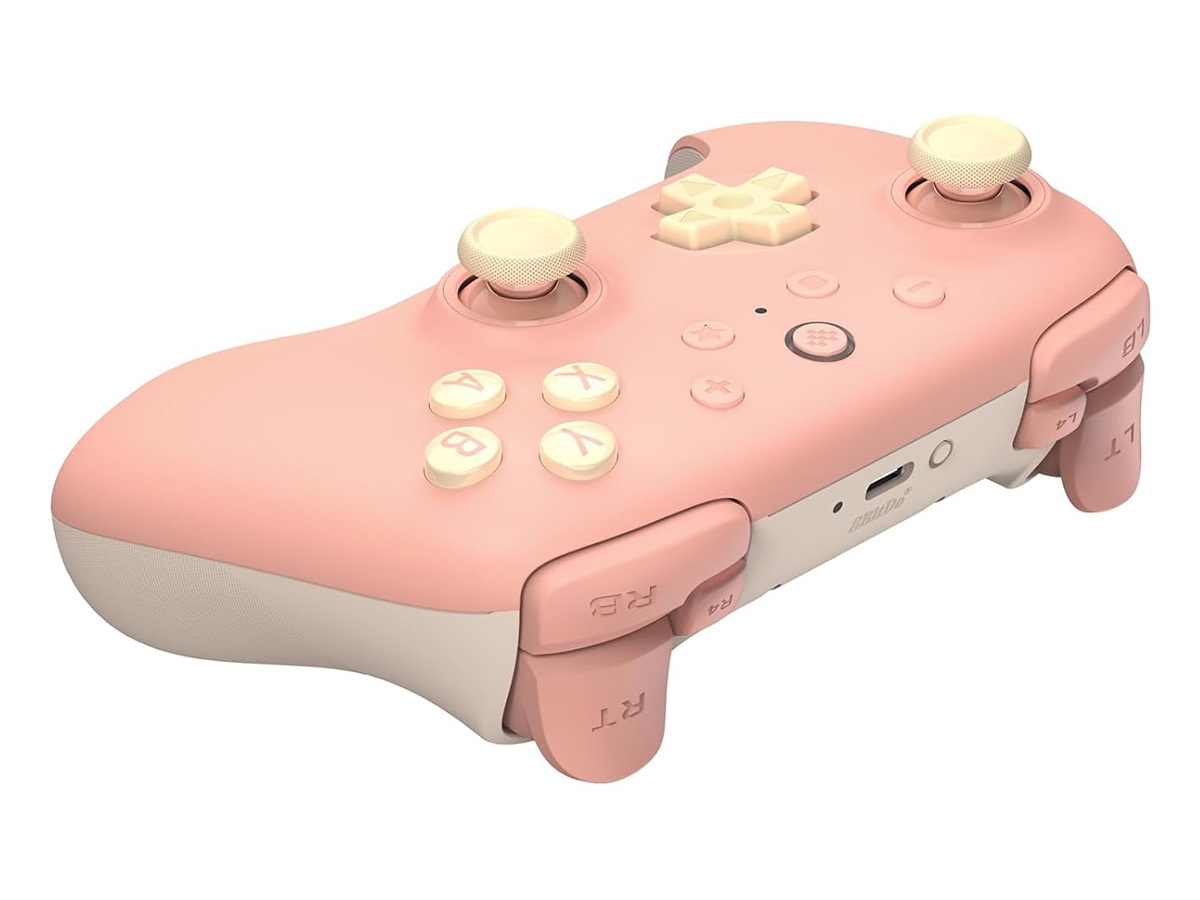 8BitDo Ultimate 2C Wireless Pad Pfirsichfarben - Frontansicht aus einem Winkel