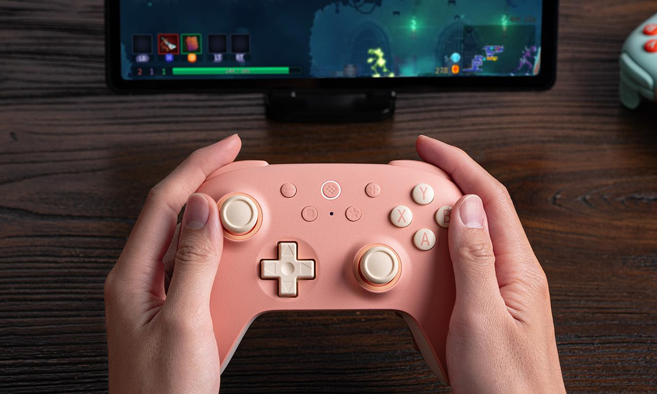 8BitDo Ultimate 2C Wireless Pad Pfirsichfarben - Lifestyle-Grafik