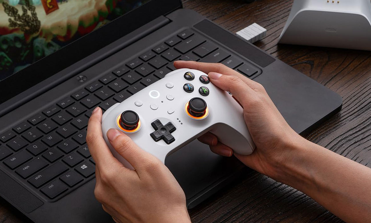 8BitDo Ultimate 2 Wireless 2.4G Controller Weiß - Lifestyle-Grafik
