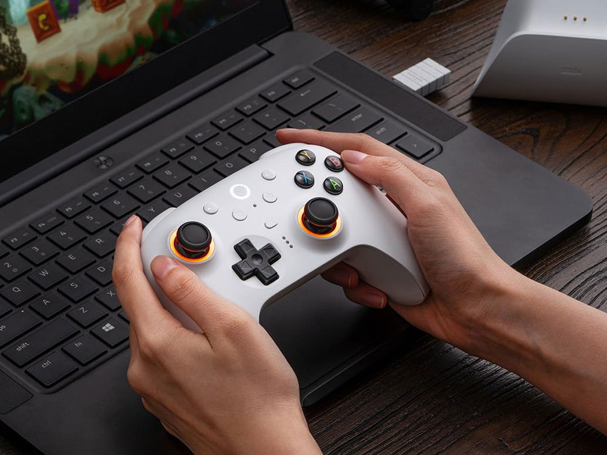 8BitDo Ultimate 2 Wireless 2.4G Controller Weiß - Lifestyle-Grafik