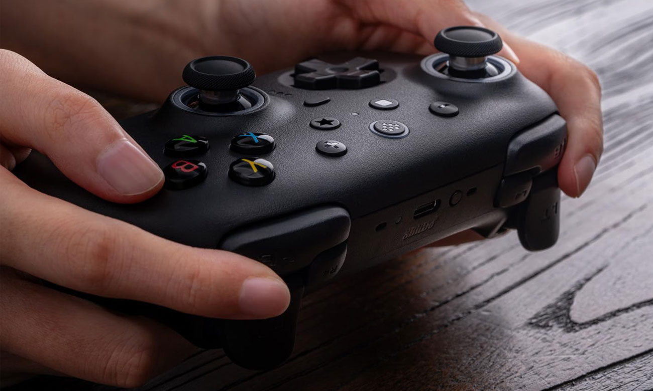 8BitDo Ultimate 2 Wireless 2.4G Controller Schwarz - Lifestyle-Grafik