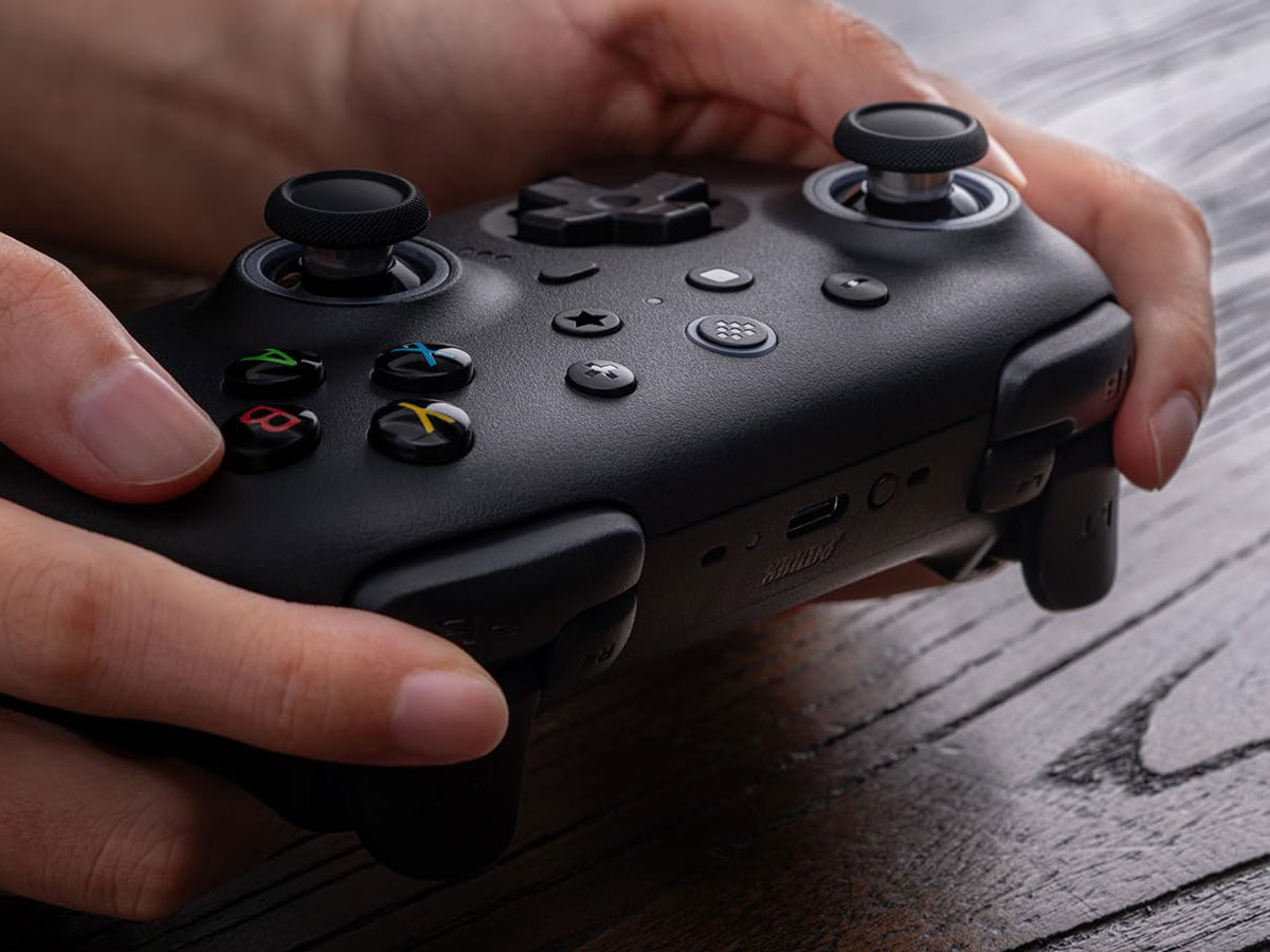 8BitDo Ultimate 2 Wireless 2.4G Controller Schwarz - Lifestyle-Grafik