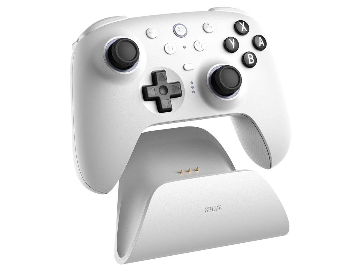 8BitDo Ultimate 2 Wireless BT Controller Weiß - Gesamtansicht mit Ladestation
