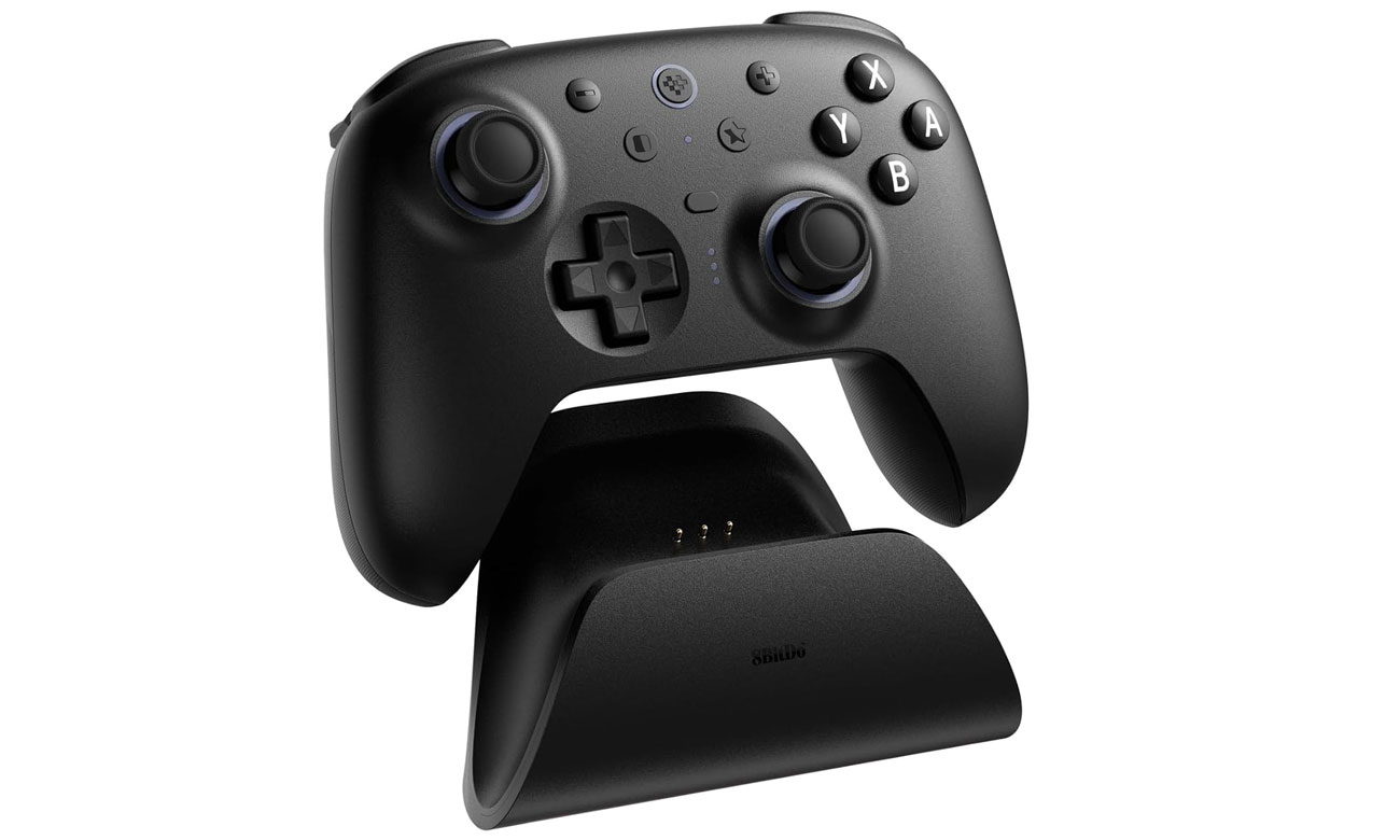 Kontroler 8BitDo Ultimate 2 Wireless BT Czarny - Widok ogólny ze stacją ładującą