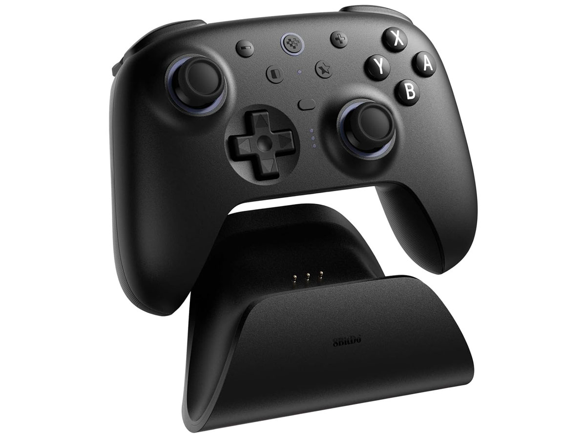 Kontroler 8BitDo Ultimate 2 Wireless BT Czarny - Widok ogólny ze stacją ładującą