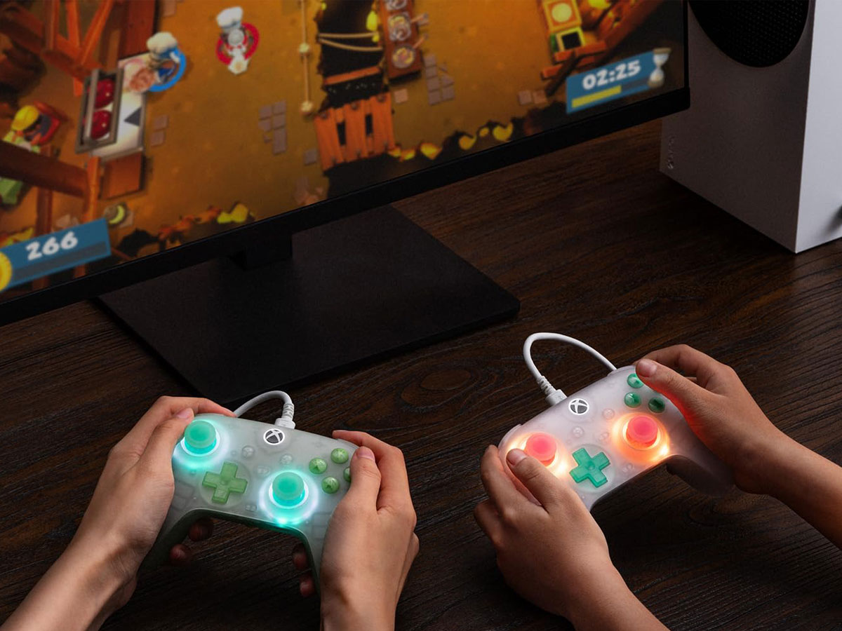 8BitDo Ultimate Mini Wired Controller für Xbox - Lifestyle-Grafik