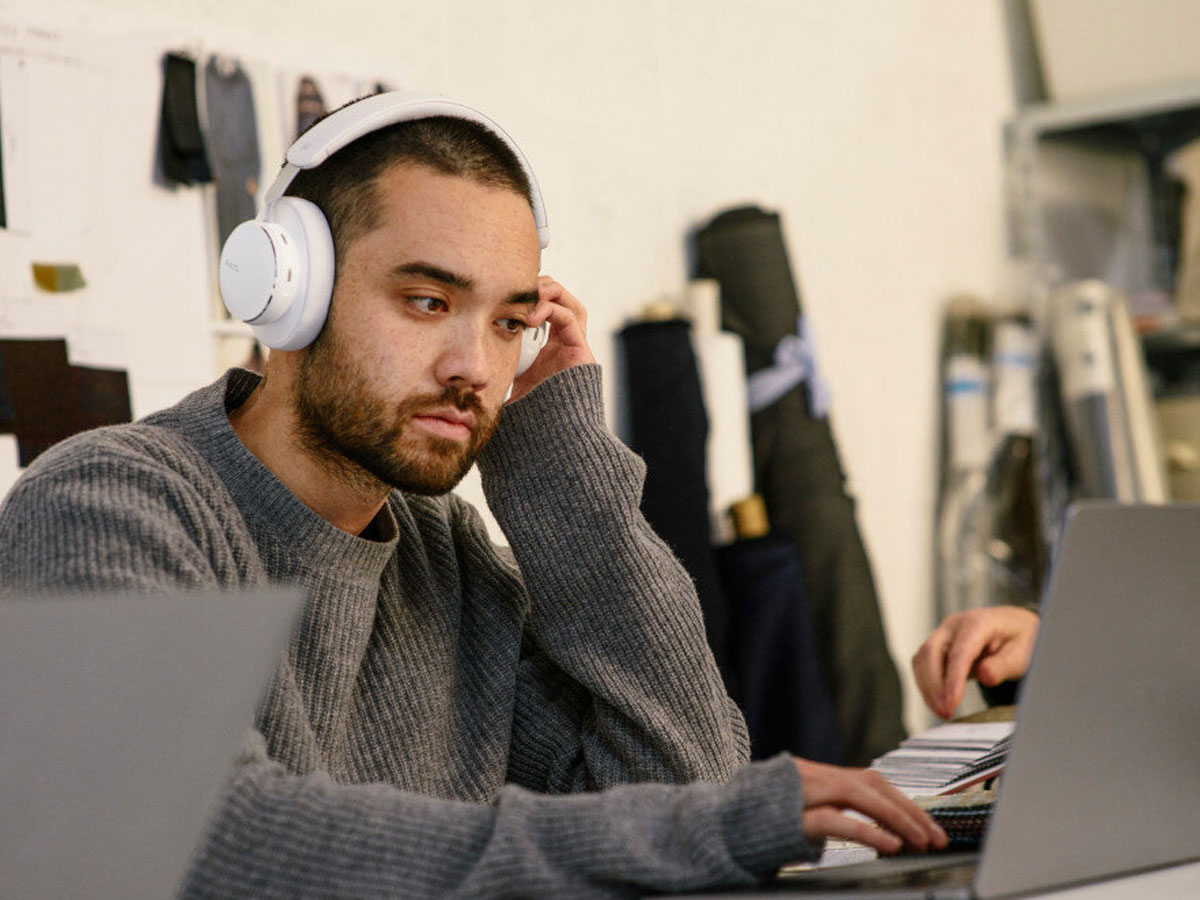 Drahtlose AKG N9 Hybrid ANC Kopfhörer - Lifestyle-Grafik