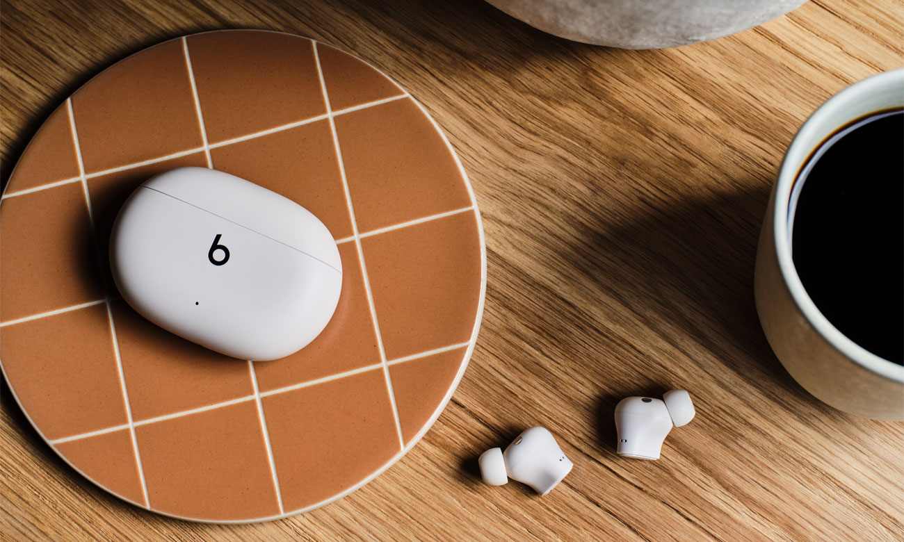 Beats Studio Buds + Kopfhörer auf dem Tisch