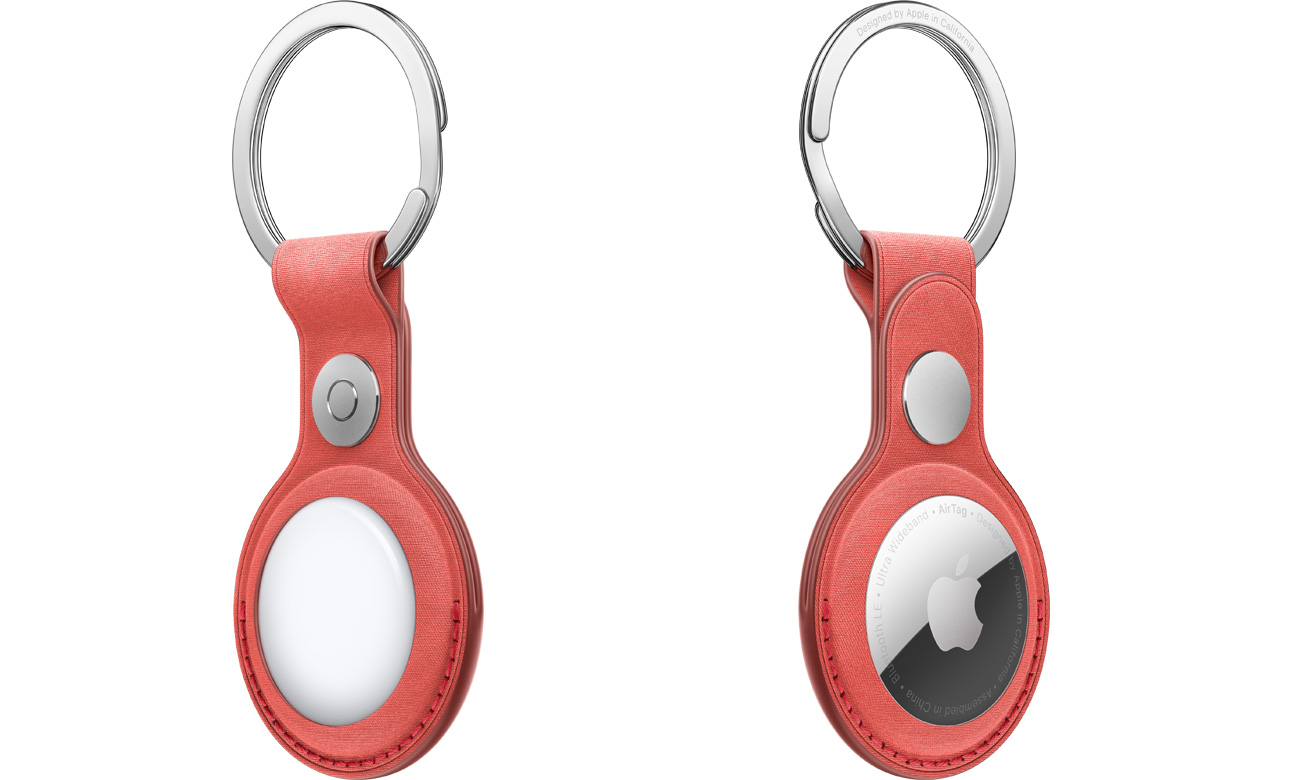 FineWoven Stoffschlüsselanhänger für AirTag Koralle - Rück- und Vorderansicht im Winkel