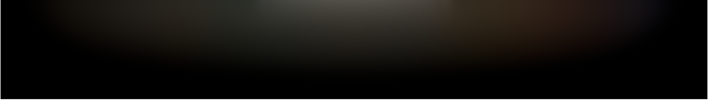 Widok z przodu oświetlonego Maca mini oraz monitor Studio Display.