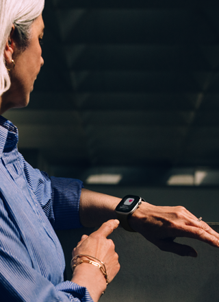 Person liest eine Bluthochdruck-Benachrichtigung auf ihrer Apple Watch 11