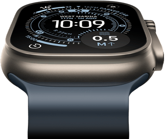 Nach vorn geneigte Apple Watch Ultra 3 mit Titangehäuse in Naturfarbe; auf dem Zifferblatt Orienteering ist ein Kompass zu sehen, die Uhr hat ein Ocean Armband in Marineblau.