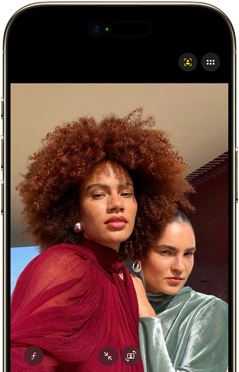 iPhone Air von vorn gezeigt, Dynamic Island oben mittig; auf dem Bildschirm die Funktion „Center Stage“ bei Fotos.