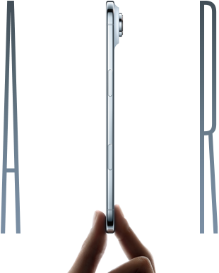 iPhone Air in Himmelblau von der Seite gezeigt, zwischen Daumen und Zeigefinger gehalten; zu sehen sind das sehr schlanke Profil, das Fusion-Kamerasystem, die Seitentaste und das Panel „Kamerasteuerung“