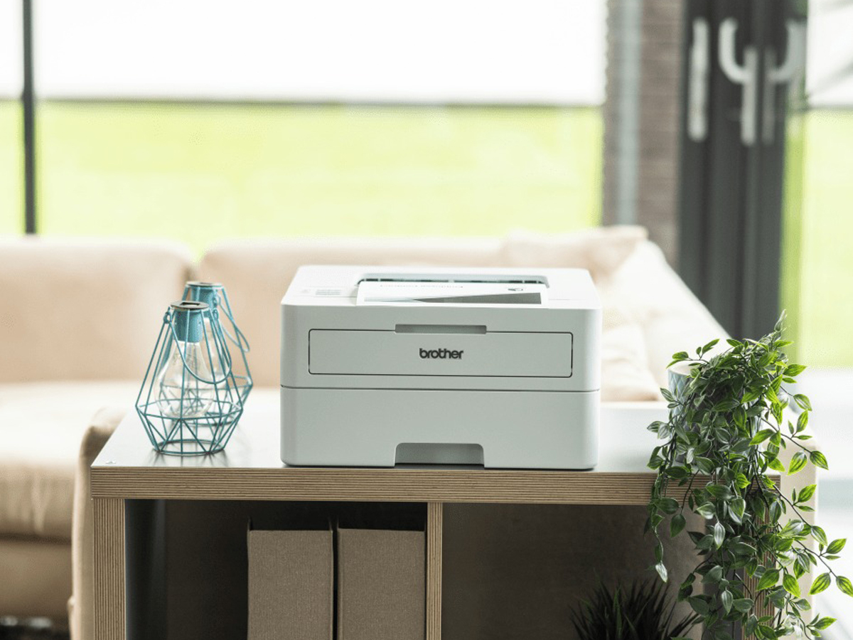 Brother HL-B2180DW auf einem Schreibtisch im Homeoffice