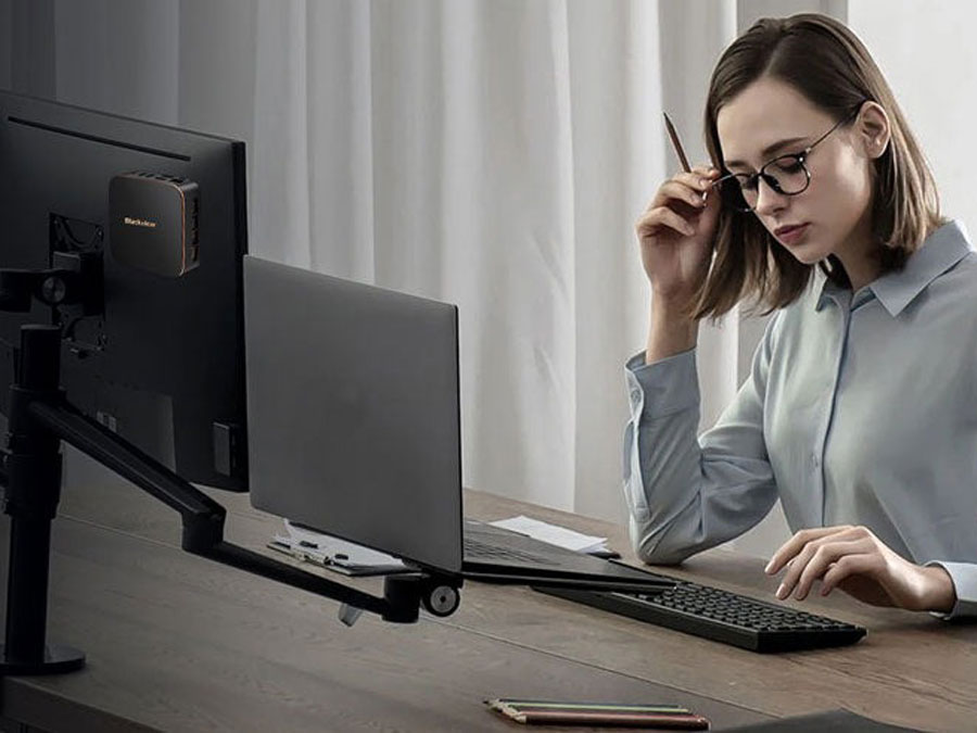 Blackview MP20 an einem Monitor montiert