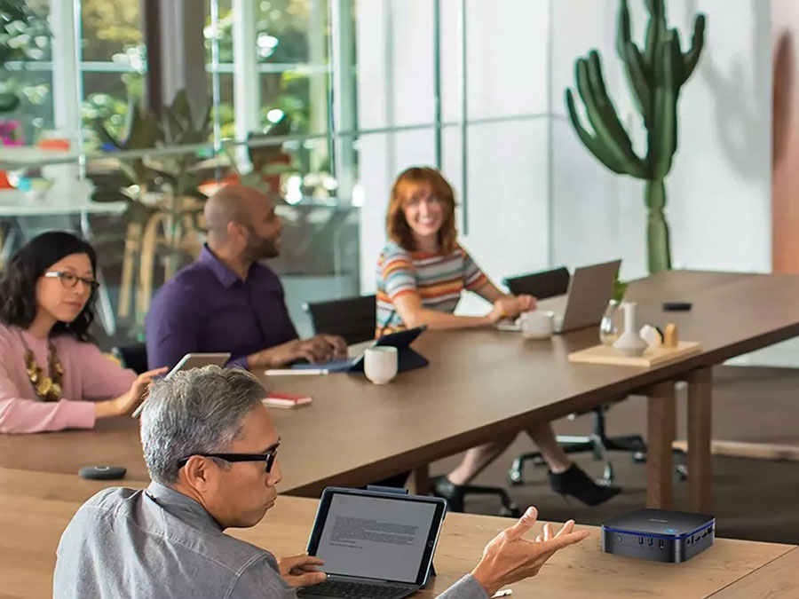 Blackview MP60 auf einem Schreibtisch im Büro