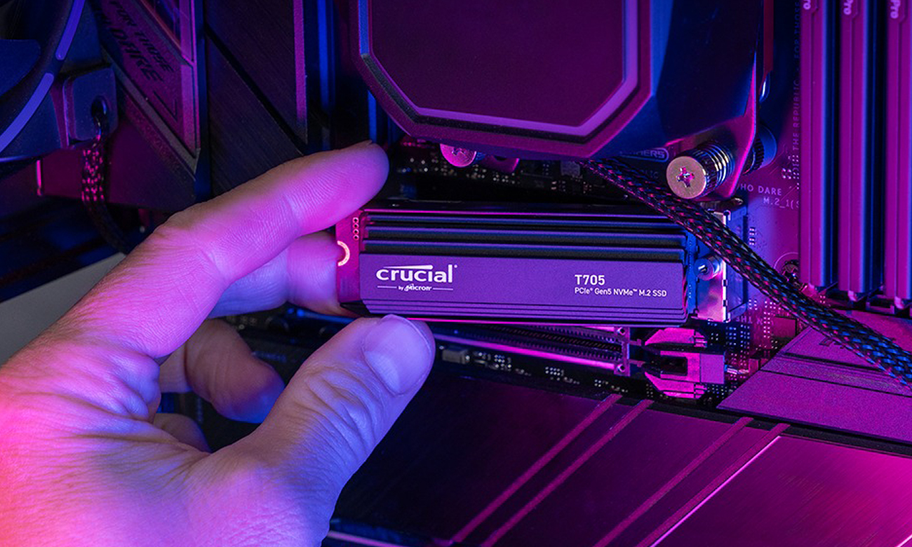 Dysk SSD M.2 Crucial T705 Heatsink PCIe Gen5 NVMe - Grafika lifestyle
