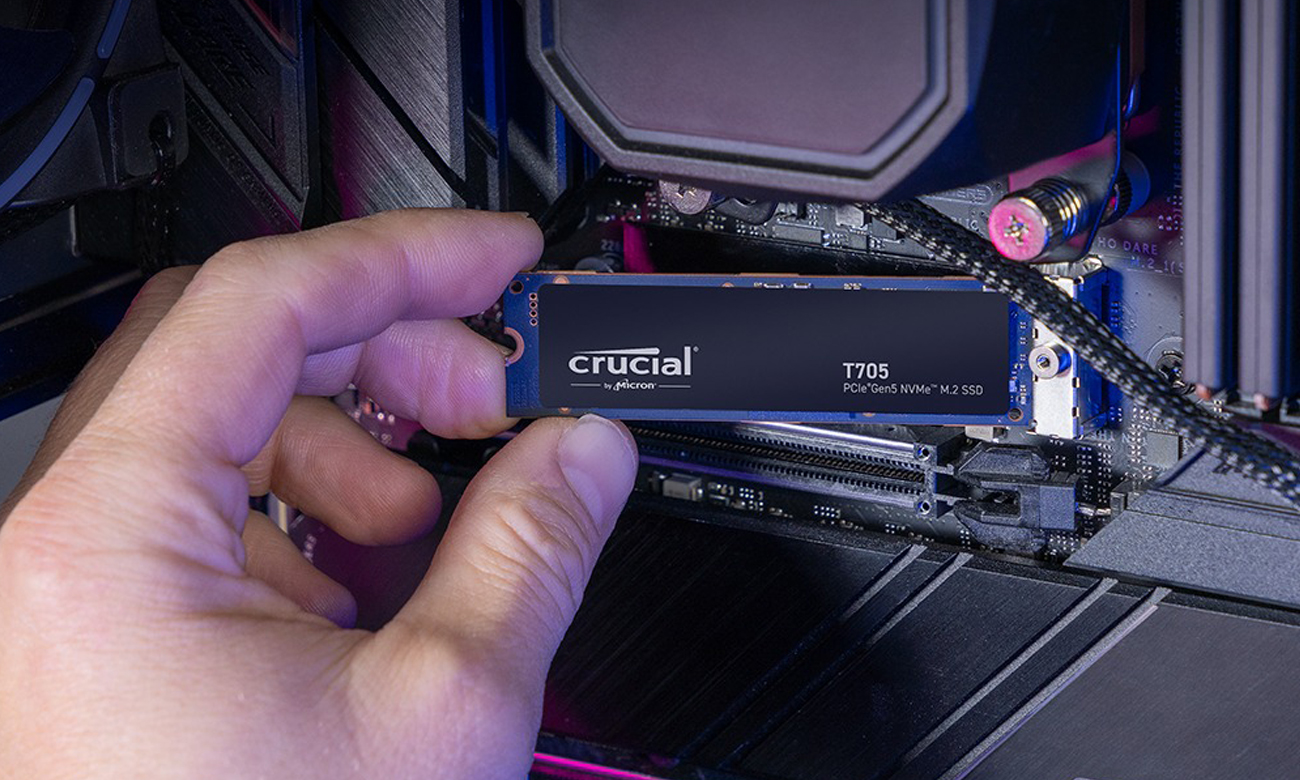 Dysk SSD M.2 Crucial T705 PCIe Gen5 NVMe - Grafika lifestyle