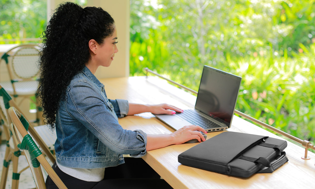 Dell Ecoloop Pro Sleeve auf dem Tisch