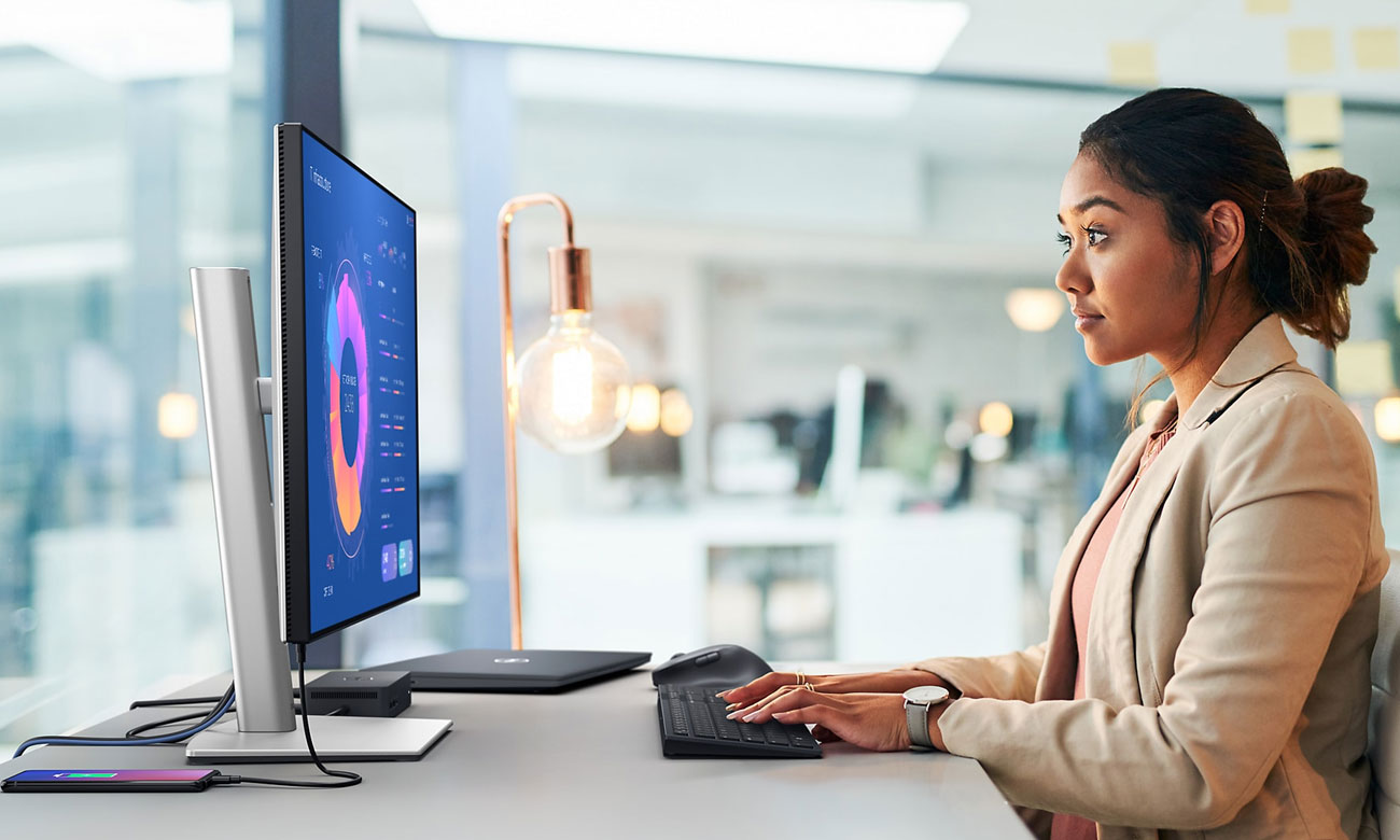 Frau arbeitet am Dell U2724D Monitor