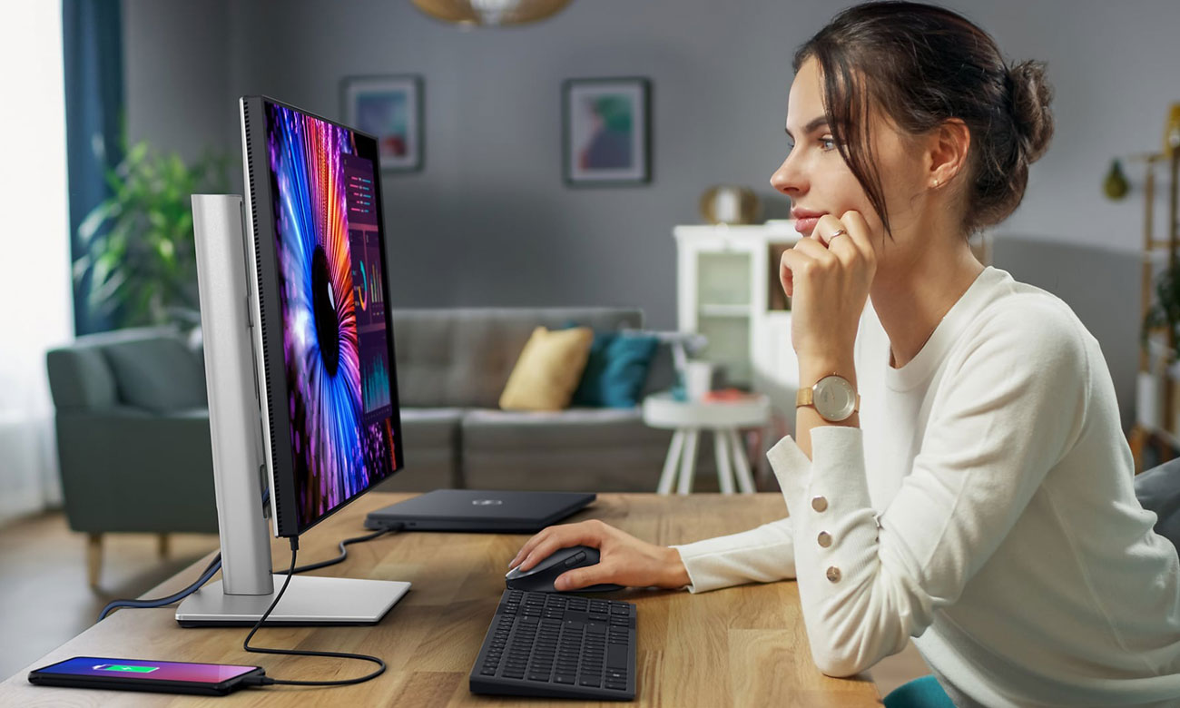 Frau arbeitet am Dell U2724DE Monitor