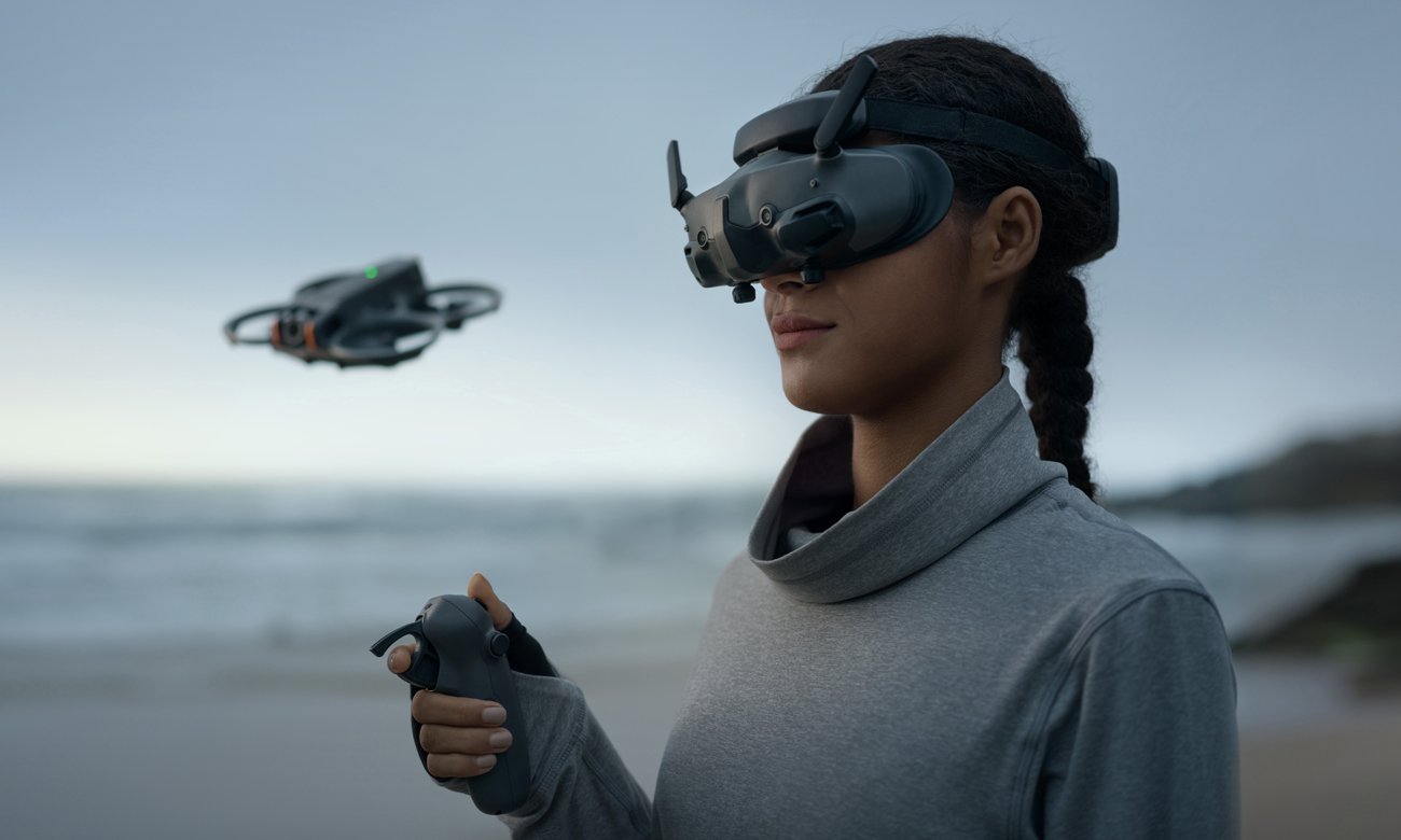 Dron DJI Avata 2 - Grafika lifestyle z kontrolerem i goglami