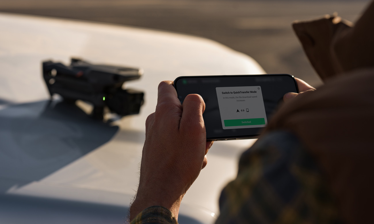 Dron DJI Mavic 3 Pro Cine - Grafika lifestyle