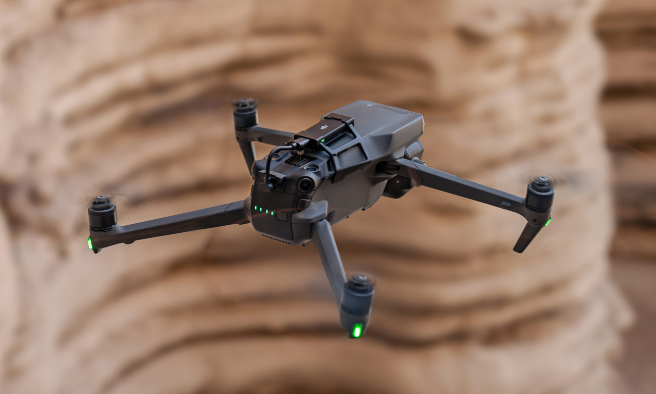 Dron DJI Mavic 3 Pro Cine - Grafika lifestyle