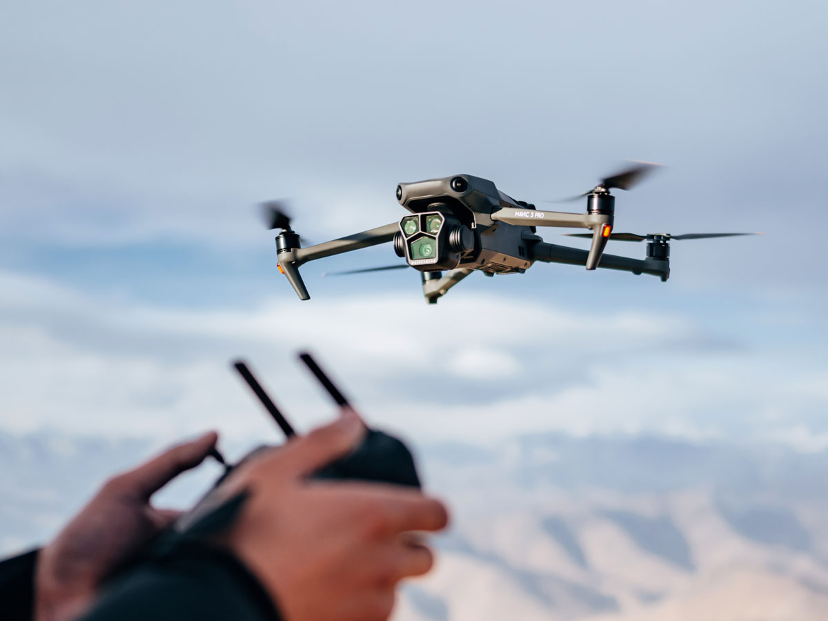 Drohne DJI Mavic 3 Pro - Lifestyle-Grafik