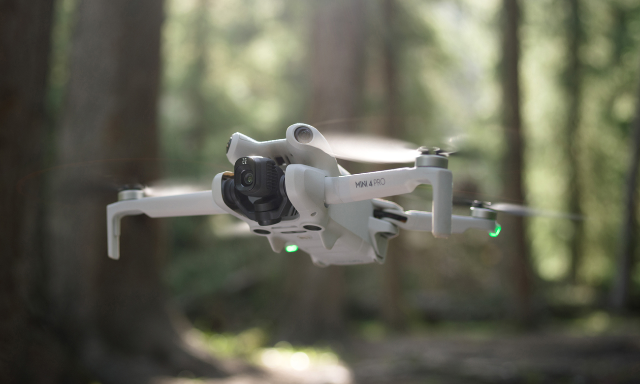 Dron DJI Mini 4 Pro - Grafika lifestyle