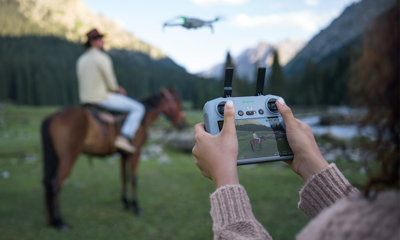 Dron DJI Mini 4 Pro z kontrolerem RC 2 - Grafika lifestyle