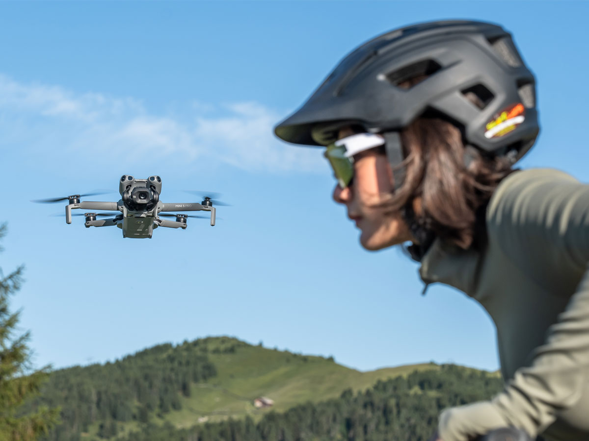Dron DJI Mini 5 Pro - Lifestyle-Grafik