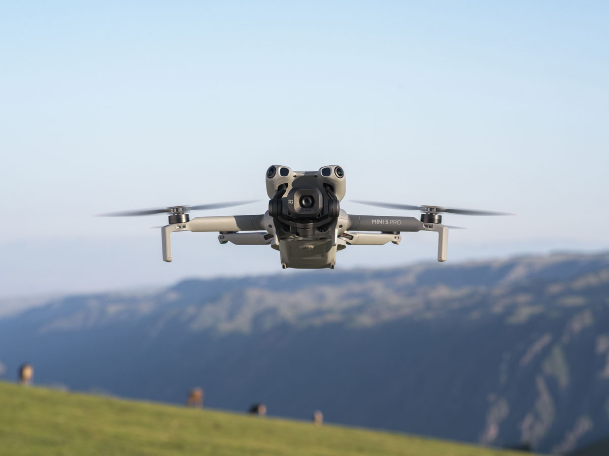 Dron DJI Mini 5 Pro - Lifestyle-Grafik
