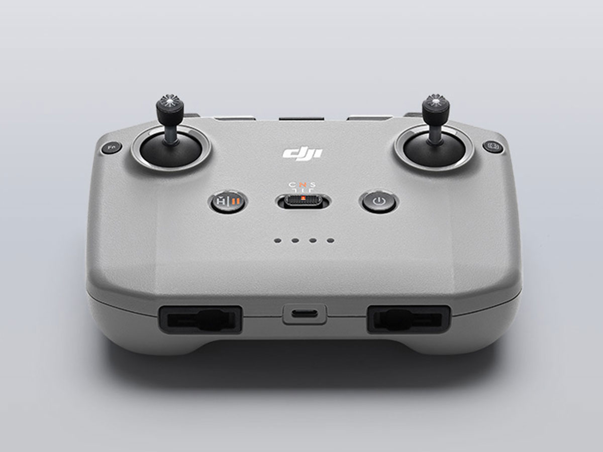 DJI RC-N3 Remote Controller - Widok od dołu pod kątem, grafika z tłem