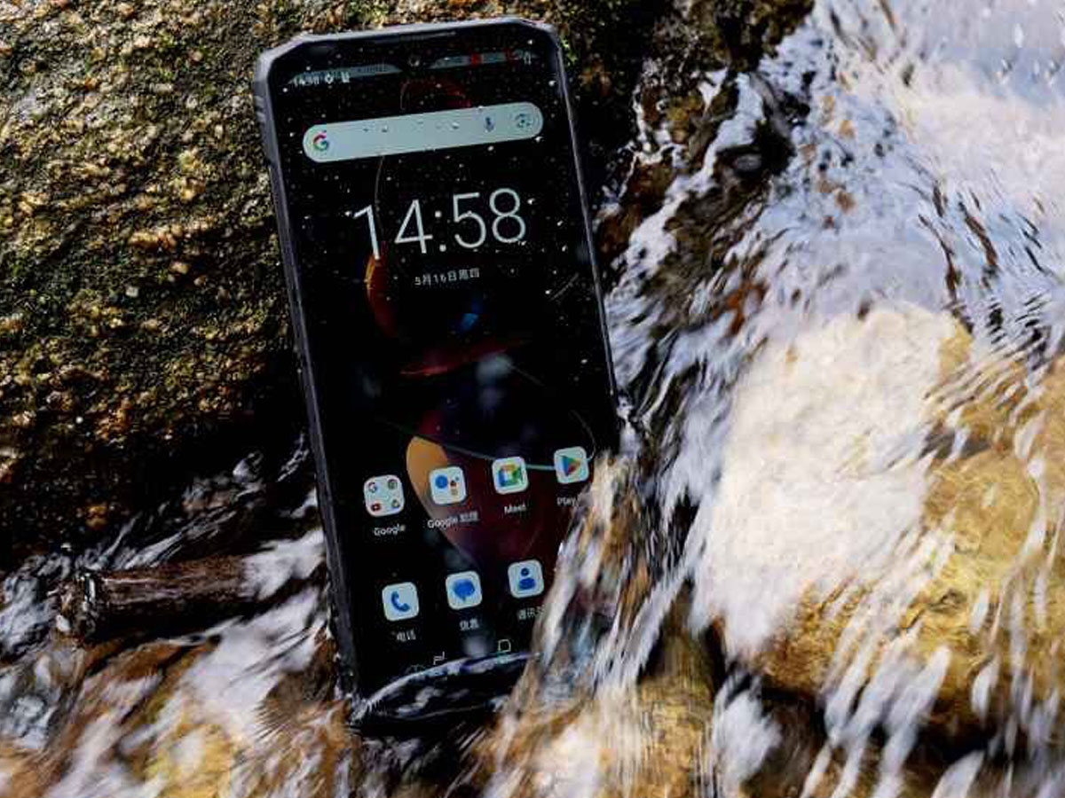 Smartphone Doogee Blade 10 Ultra unter Wasser