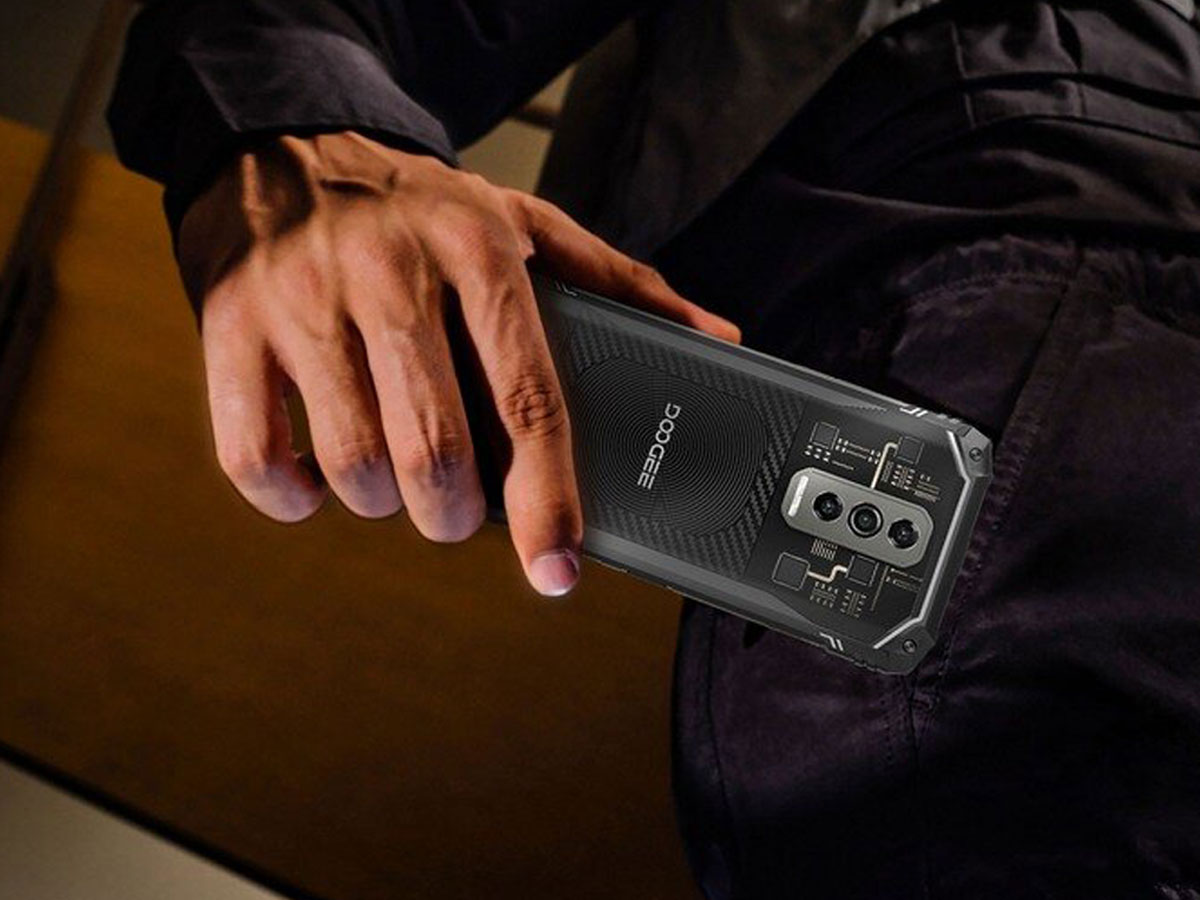 Smartphone Doogee Blade 10 Ultra aus der Tasche gezogen