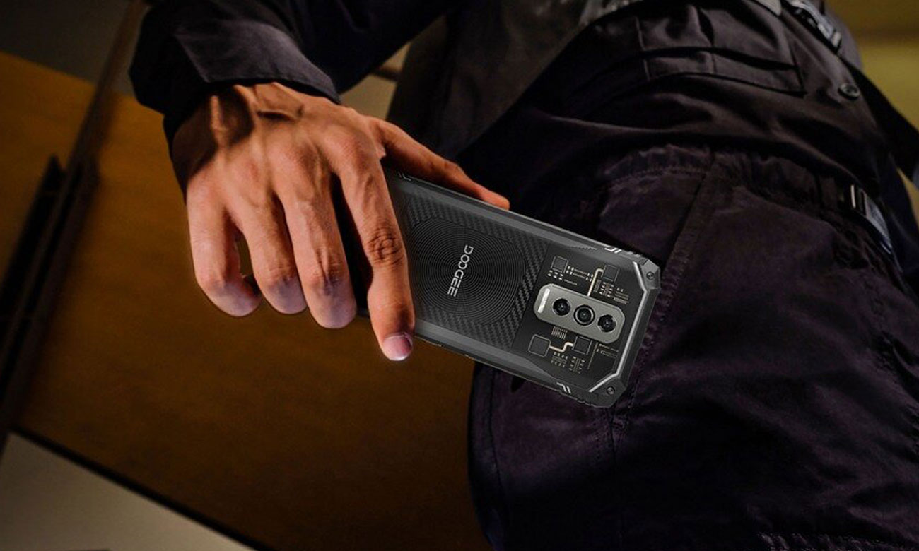 Smartphone Doogee Blade 10 Ultra aus der Tasche gezogen