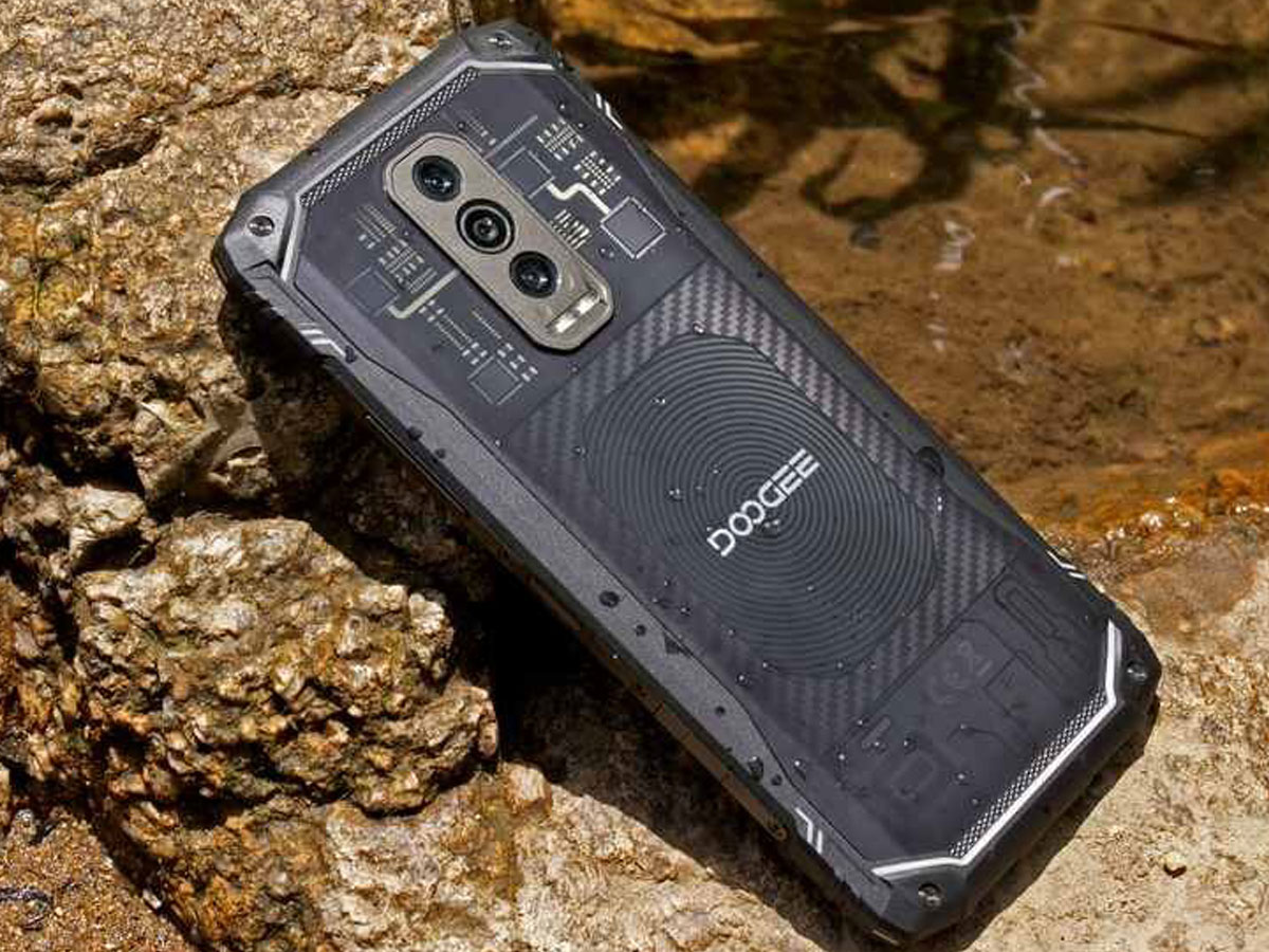 Smartphone Doogee Blade 10 Ultra auf einem Felsen