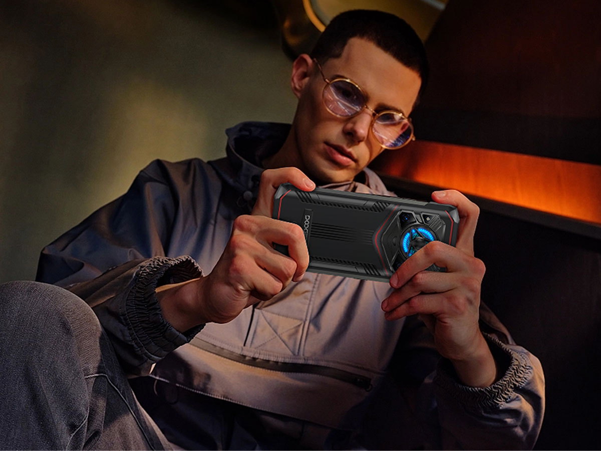 Smartphone Doogee Blade 20 Play 5G Silber Mann spielt auf dem Telefon