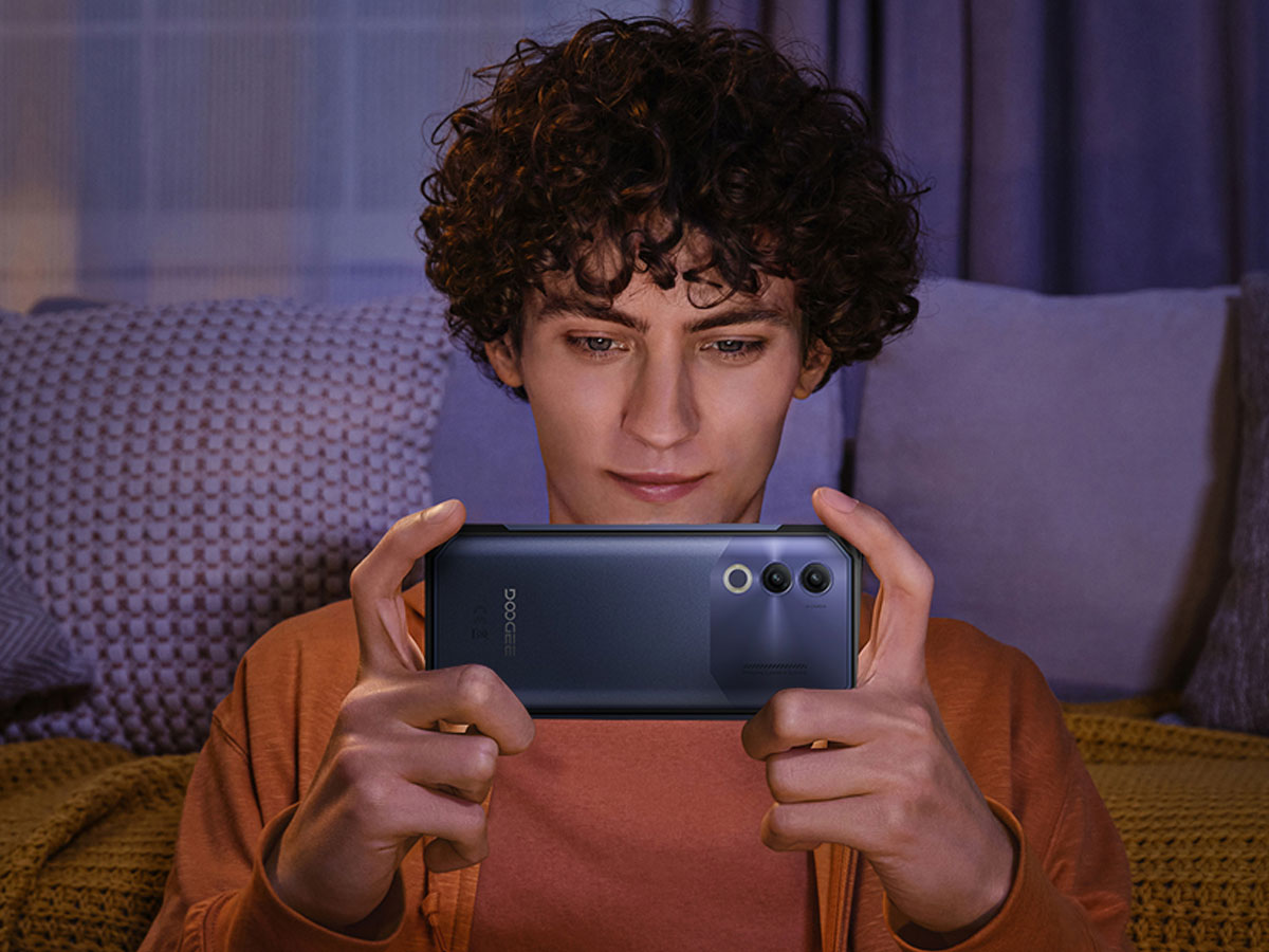 Smartphone Doogee Blade 20 Mann beim Spielen