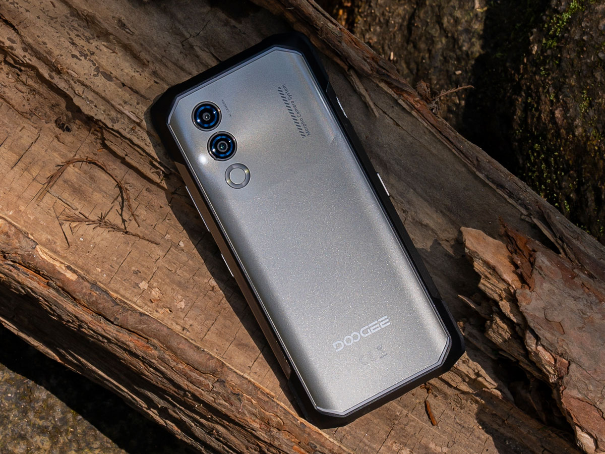 Smartphone Doogee Blade 20 auf einem Holzstamm