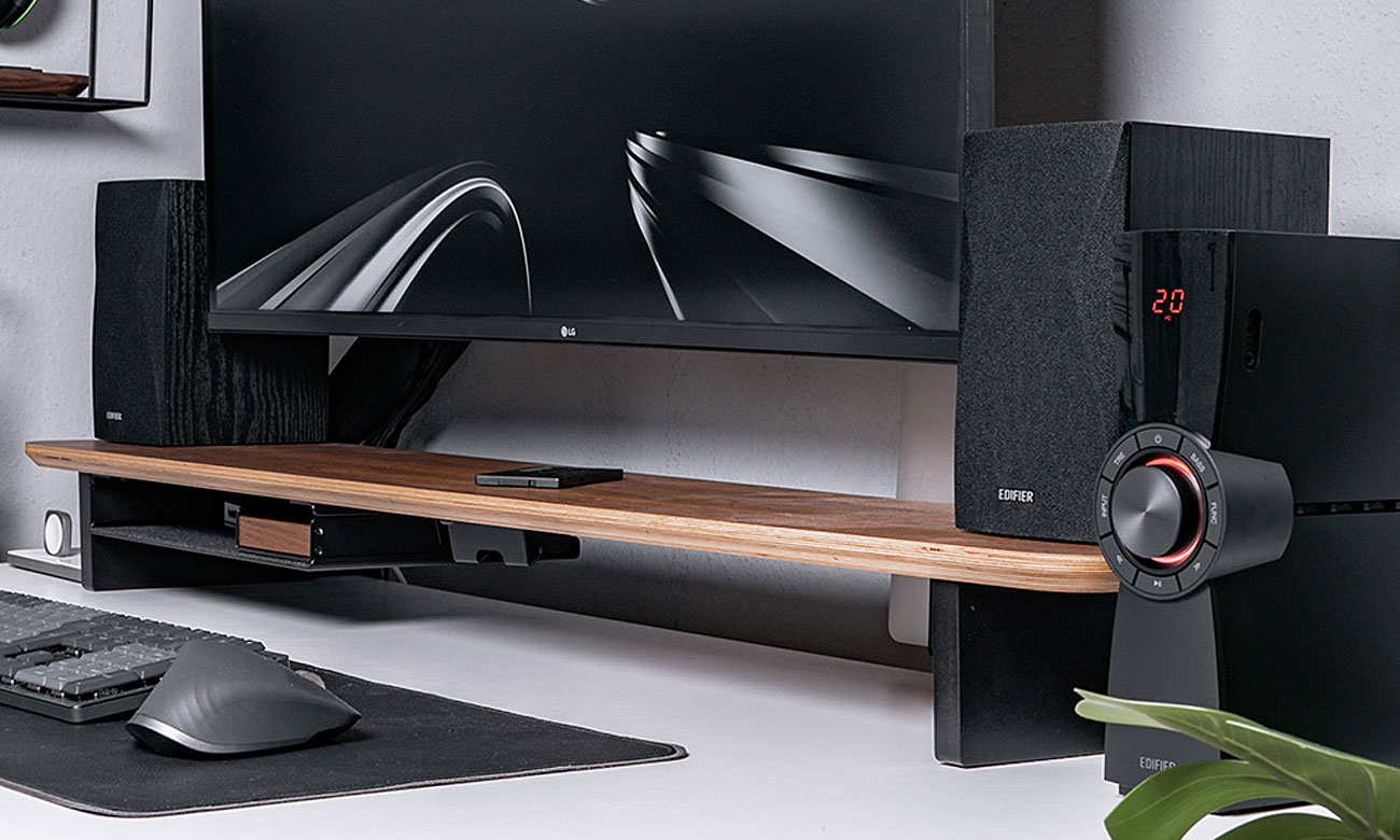 Edifier CX 7 schwarze Lautsprecher auf dem Schreibtisch