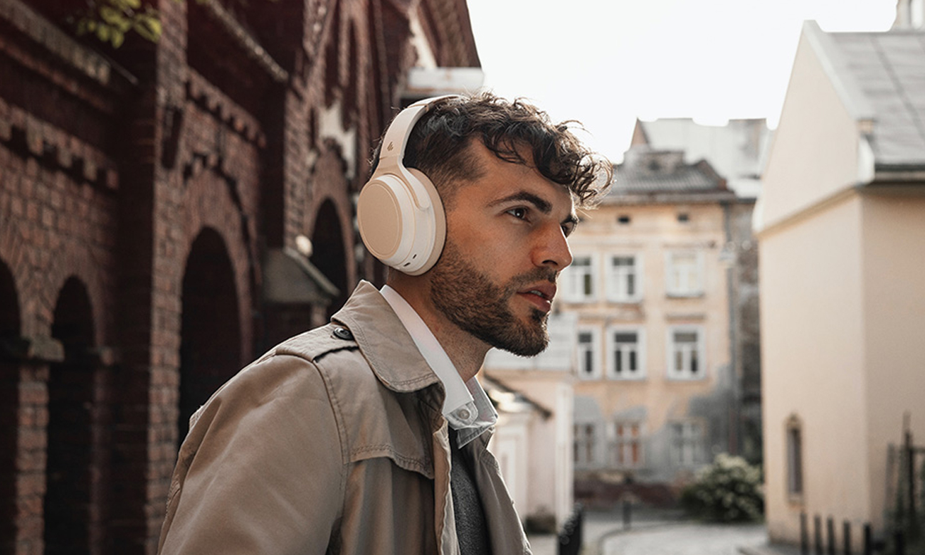 Słuchawki bezprzewodowe Edifier WH700NB Beżowe - Grafika lifestyle