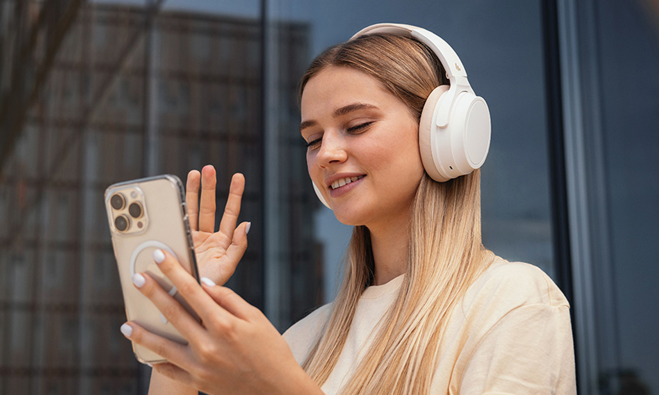 Słuchawki bezprzewodowe Edifier WH700NB Beżowe - Grafika lifestyle